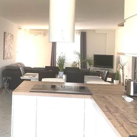 Lovely 3 Bedroom Apartment In Quiet Area W/ Pool Póla Kültér fotó