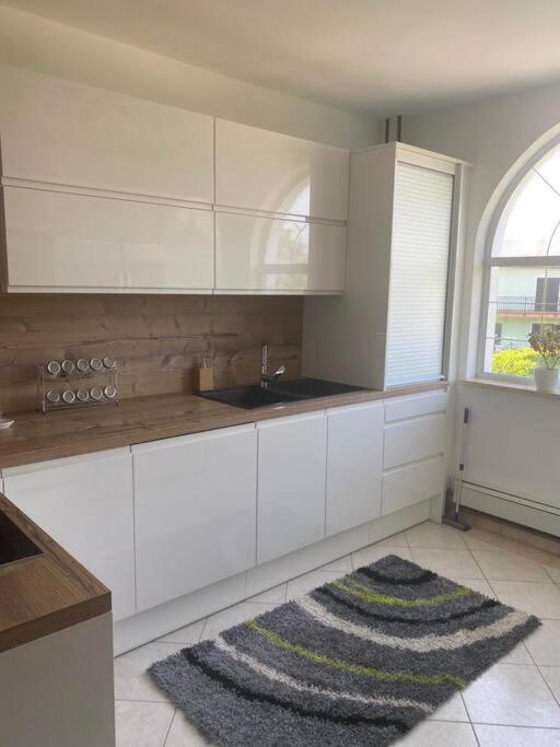 Lovely 3 Bedroom Apartment In Quiet Area W/ Pool Póla Kültér fotó